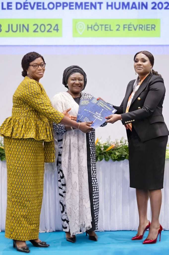 Le Ministre, Secrétaire Générale de la Présidence de la République, Sandra Ablamba Jonhson, (à droite) reçoit des mains de la Représentante Résidente du Programme des Nations Unies pour le Développement au Togo, Binta Saneh, le Rapport sur le Développement Humain, édition 2023/2024 https://planification.gouv.tg/ceremonie-de-lancement-a-lome-du-rapport-sur-le-developpement-humain-2023-2024/